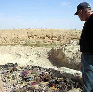 En av massegravene i den irakiske byen Hatra. Foto: Thannasis Cambanis-Pool, Reuters 