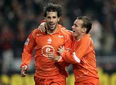 Målscorerne Ruud van Nistelrooy og Wesley Snijder jubler. (Foto: Reuters/Scanpix)