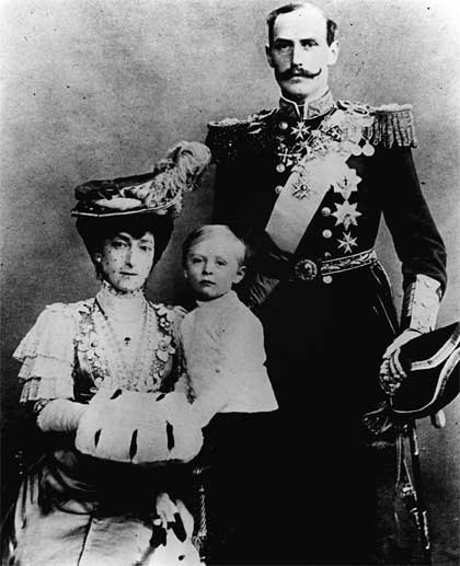 Dronning Maud, kong Haakon og kronprins Olav. (Arkivfoto:Scanpix)