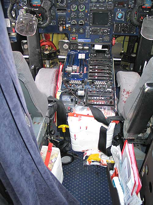 Blodet fløt i cockpiten på Dornier-maskinen etter dramaet i luften. Foto: Kriminalteknisk, Bodø politistasjon.