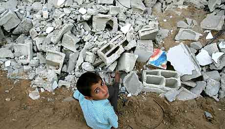 En palestinsk gutt sitter i en ruinene av et ødelagt hjem på Gasastripen. Foto: Odd Andersen, AFP