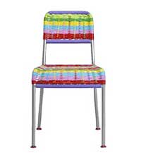 Barnestolen Färgglad er halvparten så stor som en vanlig voksenstol. Foto: IKEA