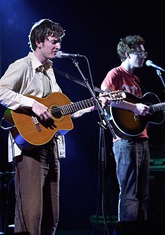 Eirik Glambek Bøe (t.v.) og Erlend i Kings of Convenience stiller også opp. Her på ØyeQuart-festivalen 200. Foto: Erlend Aas / SCANPIX. Eirik Glambek Bøe (t.v.) og Erlend i Kings of Convenience stiller også opp. Her på ØyeQuart-festivalen 200. Foto: Erlend Aas / SCANPIX.