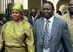 Morgan Tsvangirai forlater rettslokalet etter frikjennelsen. Foto Howard Burdi, Reuters