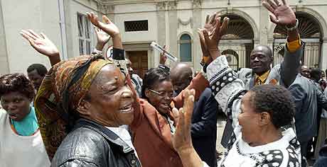 Tilhengerne av opposisjonen i Zimbabwe feirer seieren. Foto: Howard Burditt , Reuters