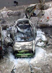Slik så bilen ut etter eksplosjonen fra bomben 42-åringen nå er funnet skyldig i å ha plassert.
