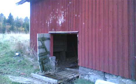 Den 37-år gamle østfoldingen knyttes til ransbilen som ble gjemt i denne låven i Østfold i fjor høst.