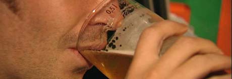 Fylkesmannen har sørget for at gjestene på strippeklubben fortsatt får drikke øl (Foto:NRK).