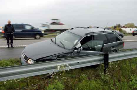 Den ville ferden endte med at 22-åringen vraket bilen på Kløfta.(Foto:NRK)