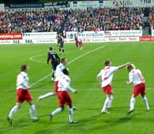 Jubel på stadion. Dagfinn Enerly har akkurat scort 1-0 målet etter 44 sekunder. Foto Rainer Prang, NRK. Jubel på stadion. Dagfinn Enerly har akkurat scort 1-0 målet etter 44 sekunder. Foto Rainer Prang, NRK.