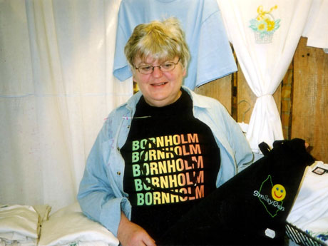 Ellen Andersen trykker på T-skjorter. Foto: Haakon D Blaauw, NRK