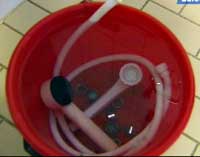 Legionella forekommer mange steder, ikke bare i de mye omtalte kjøletårnene. I dusjhoder (bildet) er det også funnet legionella ved tidligere undersøkelser. Ill. foto: NRK Legionella forekommer mange steder, ikke bare i de mye omtalte kjøletårnene. I dusjhoder (bildet) er det også funnet legionella ved tidligere undersøkelser. Ill. foto: NRK