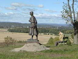 Statuen ble satt opp i en prøveperiode på Slottsfjellet i Tønsberg, men møtte motstand fra Slottsfjellets venner.