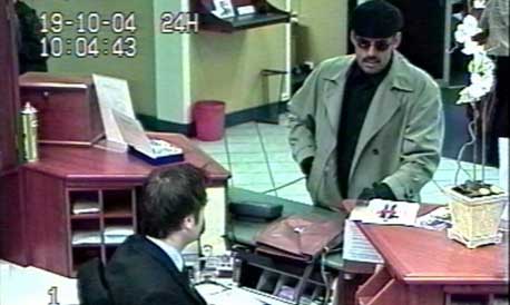 Politiet har sendt ut dette bildet fra bankens overvåkingskamera etter ranet i Spareskillingsbanken.