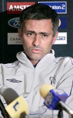 Jose Mourinho var lite fornøyd på pressekonferansen der han snakket om Adrian Mutu. (Foto: Reuters/Scanpix)
