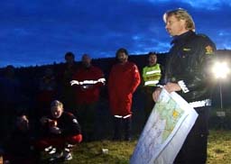 Ppolitiførstebetjent Alf Rune Rolland forteller letemannskapene at Furuhaug er funnet i live. (Foto: Roar Strøm, NRK)