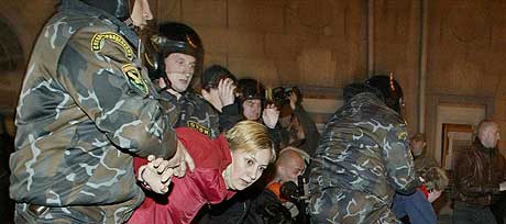 EUROPAS SISTE DIKTATUR: Omkring 60 personer ble arrestert da de marsjerte gjennom hovedgaten i Minsk tirsdag under et bannet på påskriften Ned med tyranniet! (Foto: Viktor Drachev/AFP)