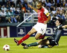 Thierry Henry scorer 2-1-målet. (Foto: AP)