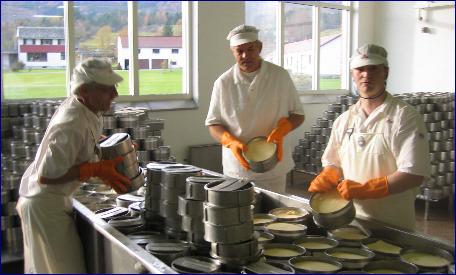Ostemester Jon Sraas (i midten)sammen med arbeidskolleger er stolte av osten de lager i Tresfjord.
Alle Foto: Gunnar Sandvik, NRK.