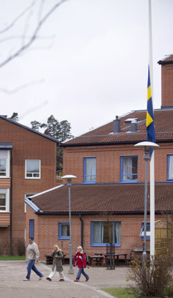 Flagging på halv stang ved den drepte guttens skole. (Skole: Lasse Hejdenberg/Scanpix)