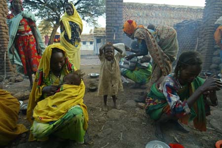 Darfur-flyktninger ved et Leger uten grenser-sykehus i Vest-Darfur. Kampene i Darfur har drevet over 1,5 millioner mennesker fra sine hjem og skapt en av verdens verste humanitære kriser. (Foto: Zohra Bensemra, Reuters) 