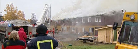 Fem personer måtte flykte da det brøt ut brann i en bygning i Våler sentrum.(Foto:Bjørn Anders Sørli)