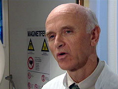 Doktor Jostein Kråkenes er den første forskeren i verden som har klart å påvise en nakkeslengskade. Foto: NRK