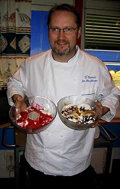 Jan Kåre Johansen med dagens to desserter 