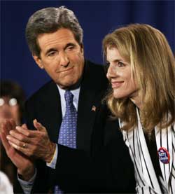John Kerry og Carolyn Kennedy sammen på podiet i Wisconsin fredag. (Foto: Scanpix / AP)