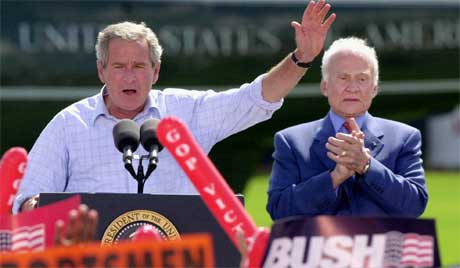 Bush sammen med astronaut-legenden Buzz Aldrin i Florida i dag. Aldrin er mest kjent for å være nummer to på Månen, etter Neil Armstrong.(Foto: Scanpix / AP) Bush sammen med astronaut-legenden Buzz Aldrin i Florida i dag. Aldrin er mest kjent for å være nummer to på Månen, etter Neil Armstrong.(Foto: Scanpix / AP)