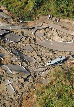 En vei som ble ødelagt under jordskjelvet i Ojiya i det nordvestre Japan. Foto: Kyodo, Reuters
