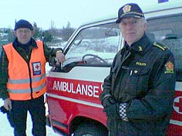 Tor Helge Berg ved Gol Røde Kors og politiførstebetjent Steinar Aurmo ved Skogshorn. Foto: Gunnar Grimstveit