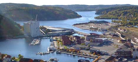 Halden kommune ønsker å flytte havnevirksomheten fra Mølen (midt i bildet) til Sauøya (t.v.), der Norske Skog Saugbgrugs har sin havn. Foto: Rainer Prang, NRK.