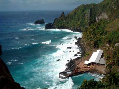 Pitcairn har 47 innbyggere. Den har ikke flyplass. Eneste måte å nå havnen på er med lettbåt (foto; AP/Scanpix).