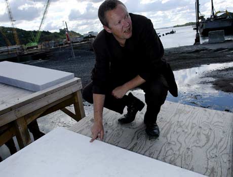 Hovedarkitekt Kjetil Trædal Thorsen peker på vinnersteinen, den italienske marmoren. Foto: Scanpix