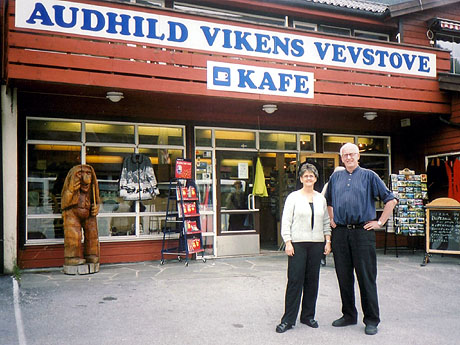 Eli og Hallvard Viken utenfor Audhild Vikens Vevstove på Skei i Jølster - Foto: Haakon D Blaauw