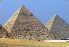 Antikt underverk: Pyramidene i Giza uten for Kairo i Egypt (Foto: AP)