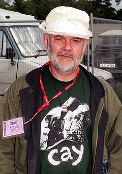 John Peel har siden 1967 vært et fast innslag i BBC Radio One, og håpefulle band fra hele verden har sendt ham sine demotaper i forsøk på å slå gjennom. Her på Glastonbury-festivalen i 1999. Foto: AP Photo.