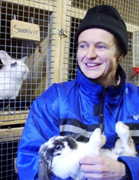 Nina Sand Haupberg er med Hovel på kaninstellet. "Grønn omsorg handler om å løse oppgaver sammen" sier hun. (Foto: Jorun Vang/NRK) Nina Sand Haupberg er med Hovel på kaninstellet. "Grønn omsorg handler om å løse oppgaver sammen" sier hun. (Foto: Jorun Vang/NRK)