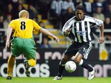 Ronny Johnsen vant i sin Newcastle-debut. Her dribler Patrick Kluivert seg forbi Gary Holt. (Foto: AP) Ronny Johnsen vant i sin Newcastle-debut. Her dribler Patrick Kluivert seg forbi Gary Holt. (Foto: AP)