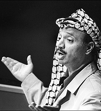 Yasir Arafat under en tale i FN i New York i 15. november 1974. (Foto: Scanpix / AFP) Yasir Arafat under en tale i FN i New York i 15. november 1974. (Foto: Scanpix / AFP)