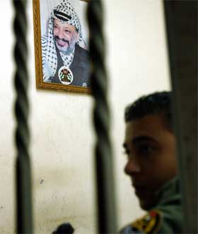 DÅRLIGERE: Yasir Arafats tilstand har ytterligere forverret seg i løpet av natten. Tilstanden er stabil, men kritisk. (Foto: AP Photo/Nasser Nasser)