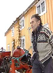 Grunneier Knut Dahl vil ikke flytte fra 1600-tallsgården sin. Foto: NRK Grunneier Knut Dahl vil ikke flytte fra 1600-tallsgården sin. Foto: NRK