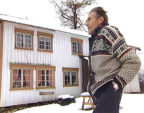Gården til Knut Dahl er fra 1600-tallet og ligger vakkert til i Holandsfjorden like under Svartisen. Foto: NRK. Gården til Knut Dahl er fra 1600-tallet og ligger vakkert til i Holandsfjorden like under Svartisen. Foto: NRK.