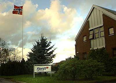 Flagget gjekk til topps ved hovudkontoret i Flor d Fjord1 vann anbodet om to av dei strste ferjesambanda i landet i 2004. Foto Steinar Lote NRK.
