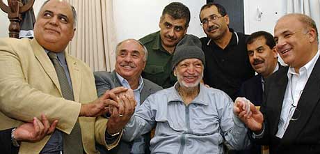 NYE BILDER AV ARAFAT: Bildet som ble offentliggjort torsdag kveld, viser en smilende Yasir Arafat omgiftt av flere uidentifiserte leger fra Egypt og Jordan. (Foto: De palestinske selvstyremyndighetene/AP)