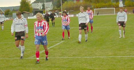Flere av Kvik HFKs spillere har trukket i de rød-hvite draktene for siste gang i 2004-sesongen. Foto: Rainer Prang, NRK. Flere av Kvik HFKs spillere har trukket i de rød-hvite draktene for siste gang i 2004-sesongen. Foto: Rainer Prang, NRK.
