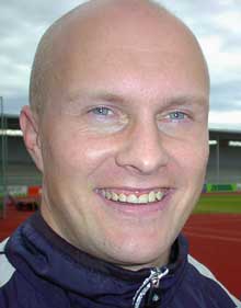 Fredag skrev Joacim Jonsson under en ettårskontrakt som ny trener i Kvik Halden FK. Foto: Rainer Prang, NRK Fredag skrev Joacim Jonsson under en ettårskontrakt som ny trener i Kvik Halden FK. Foto: Rainer Prang, NRK