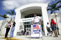 Bjørn Hernæs er overrasket over at de ikke får komme inn i valgokalene i Nord-Carolina. (Foto: Reuters/Scanpix)