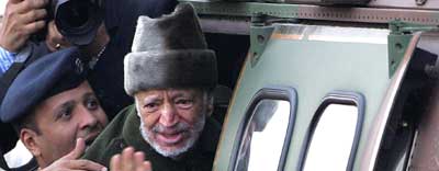 Arafat på vei til Paris for å bli innlagt på sykehus. Scanpix.